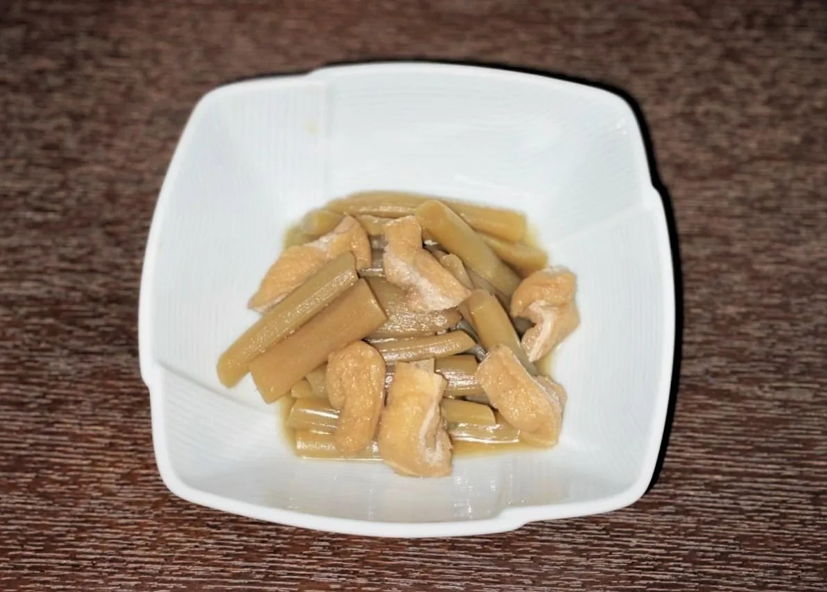 紅ずいきと油揚げの炊いたん（べにずいきとあぶらあげのたいたん）