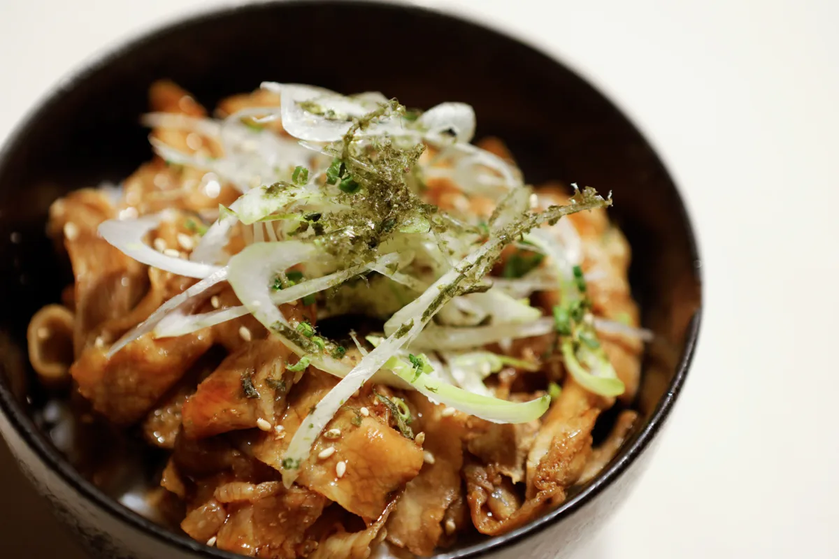 豚丼(ぶたどん)