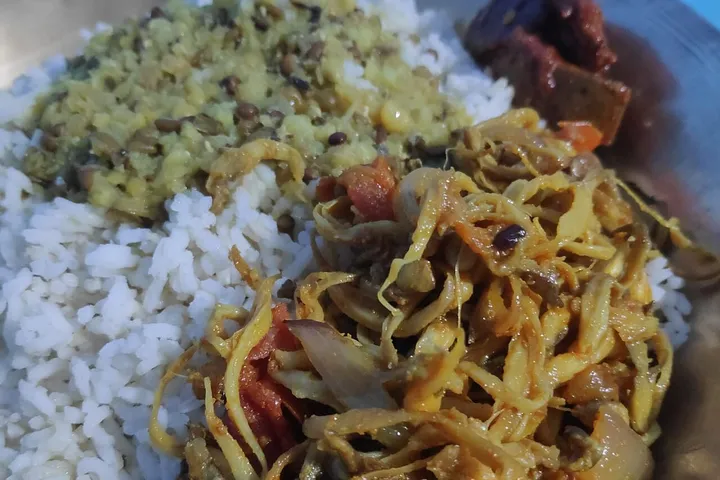 ダルバート(豆スープとご飯の定食)