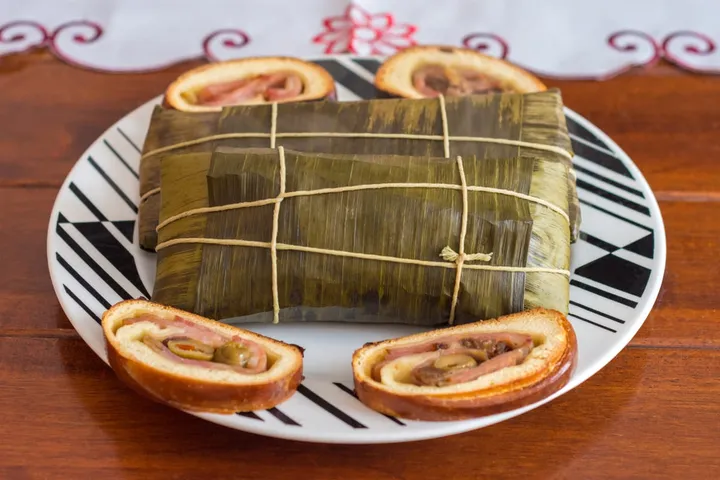 アヤカ(肉入りとうもろこし生地の葉包み)