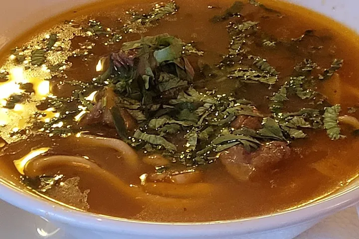 ラグマン(肉と野菜のソースをかけた手延べ麺)