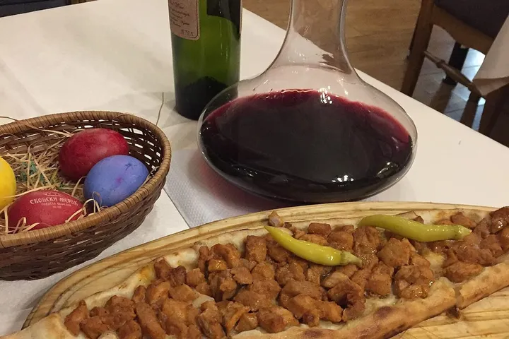 パストルマイリヤ（豚肉と卵の舟形パン）