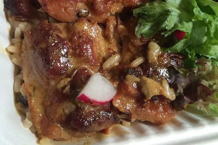ペラウ（鶏肉と豆の炊き込みご飯）