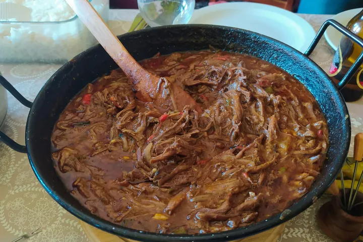パナマ風ロパ・ビエハ（ほぐし牛肉のトマト煮）