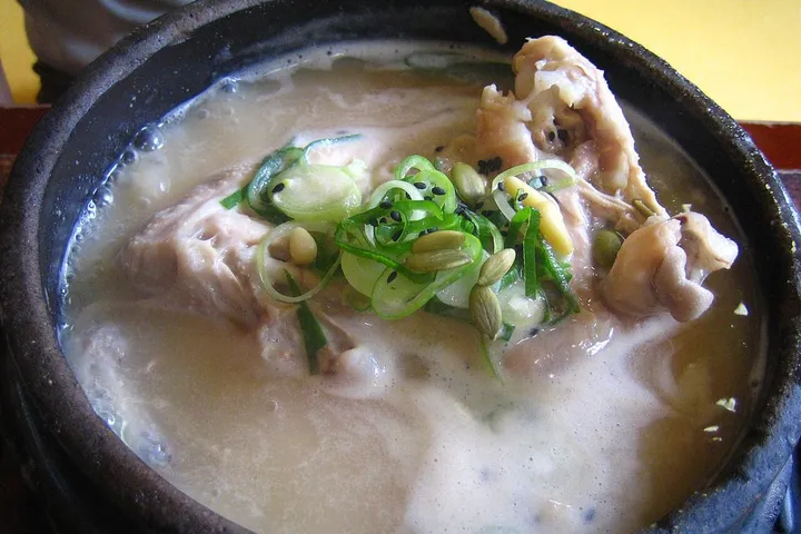 サムゲタン（若鶏と高麗人参のスープ）
