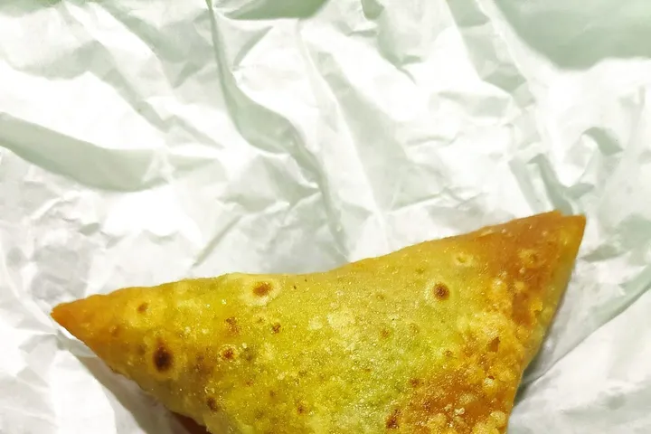 サモサ(じゃがいもと豆の包み揚げ)