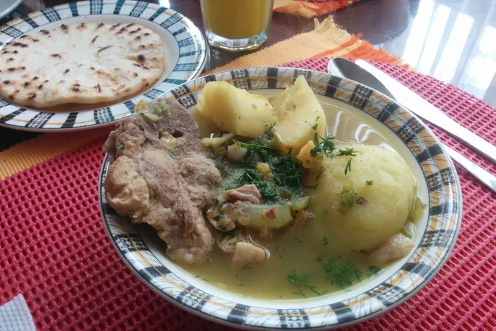 ドミニカ風サンコーチョ(肉と根菜のスープ)