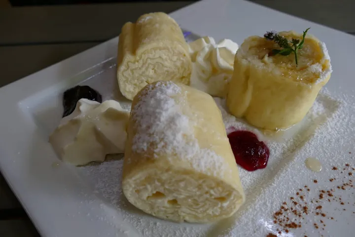 シュトルクリ（チーズ入りのゆでロール）