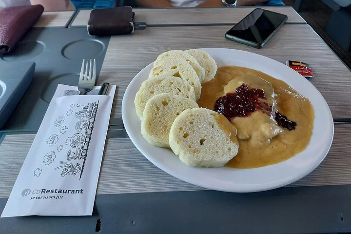 スヴィーチコヴァー・ナ・スメタニェ(牛肉の根菜クリームソース)