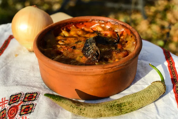 タヴチェ・グラヴチェ（白いんげん豆のオーブン焼き）